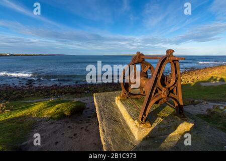 Vieux treuil en bateau rouillé à Robert's Haven, près de la Ness de Duncansby, à l'est de John o'Groats, Caithness, Écosse, Royaume-Uni Banque D'Images