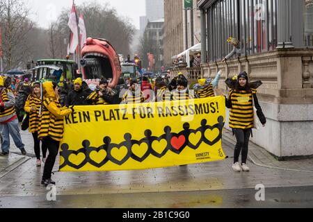 Shrove Lundi procession à DŸsseldorf, carnaval de rue, voiture à motif en carnaval, par cartwright Jacques Tilly, voiture actuelle, après les attaques racistes dans Banque D'Images