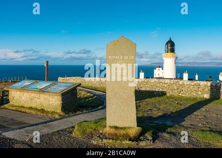 Informations touristiques sur signes et phare de Dunnet Head, point le plus au nord du continent britannique. Caithness, Ecosse, Royaume-Uni. Banque D'Images