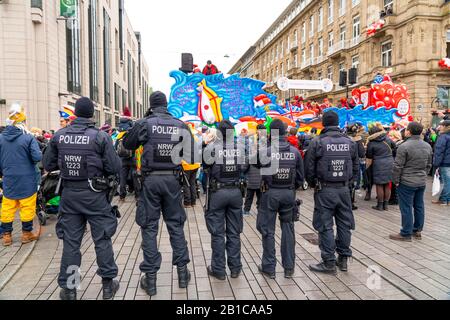 Rosenmontagszug à DŸsseldorf, carnaval de rue, action de police, policiers ont sécurisé la procession du carnaval, Banque D'Images