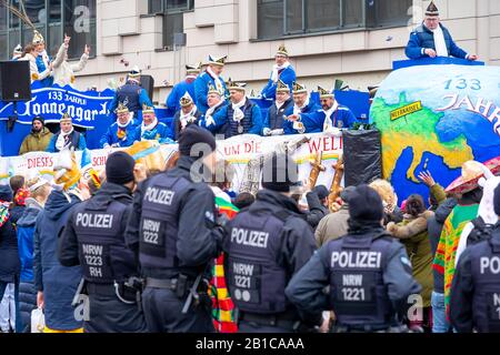 Rosenmontagszug à DŸsseldorf, carnaval de rue, action de police, policiers ont sécurisé la procession du carnaval, Banque D'Images