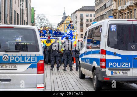 Rosenmontagszug à DŸsseldorf, carnaval de rue, action de police, policiers ont sécurisé la procession du carnaval, Banque D'Images