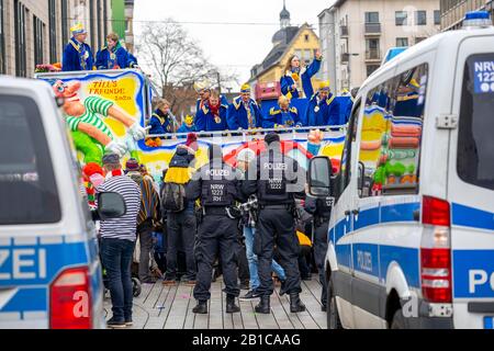 Rosenmontagszug à DŸsseldorf, carnaval de rue, action de police, policiers ont sécurisé la procession du carnaval, Banque D'Images