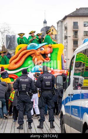 Rosenmontagszug à DŸsseldorf, carnaval de rue, action de police, policiers ont sécurisé la procession du carnaval, Banque D'Images