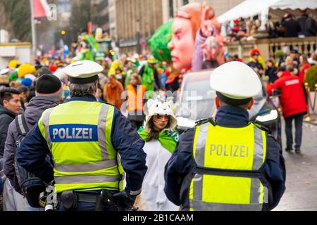 Rosenmontagszug à DŸsseldorf, carnaval de rue, action de police, policiers ont sécurisé la procession du carnaval, Banque D'Images