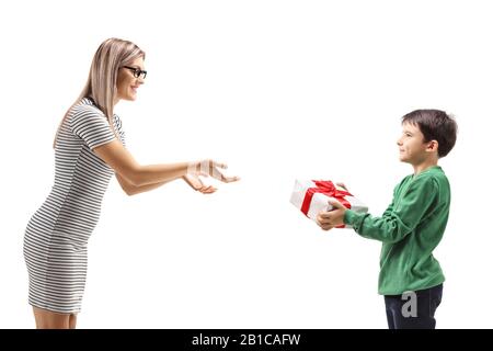 Enfant donnant un cadeau à sa mère isolée sur fond blanc Banque D'Images