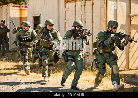 Groupe d'agents de police sur le point d'entrer dans un bâtiment au cours d'un exercice à un centre de formation. Banque D'Images