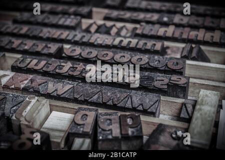 blocs de lettres en bois de l'ancien alphabet typographique utilisé pour la composition Banque D'Images