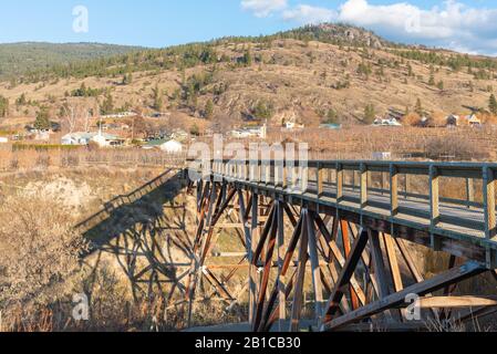 Pont de tréteaux en bois traversant un ravin sur le sentier Kettle Valley Rail Trail dans la vallée de l'Okanagan Banque D'Images