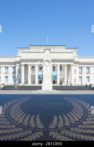 Plaque « est on oublie » devant le musée commémoratif de guerre d'Auckland, le domaine d'Auckland, Parnell, Auckland, région d'Auckland, Nouvelle-Zélande Banque D'Images