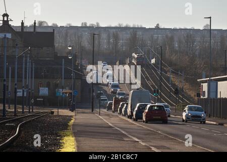 Stagecoach Sheffield Supertram tram 105 à Woodbourn Road, Sheffield avec un embouteillage fixe sur la route Banque D'Images