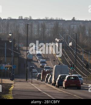 Stagecoach Sheffield Supertram tram 105 à Woodbourn Road, Sheffield avec un embouteillage fixe sur la route Banque D'Images