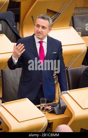 Édimbourg, Royaume-Uni. 20 Février 2020. Photo: Alex Cole-Hamilton MSP - porte-parole de la santé et MSP pour Edinburgh Western pour le Parti libéral-démocrate écossais. Scènes de l'intérieur de la chambre de débat du Parlement écossais à Holyrood, Édimbourg. Banque D'Images