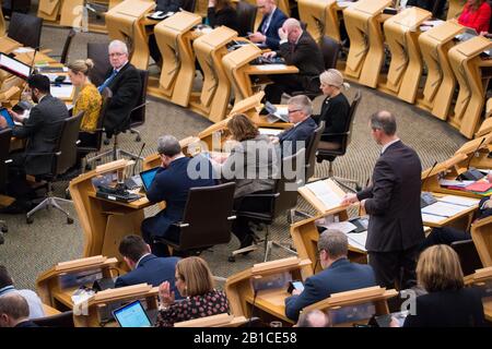 Édimbourg, Royaume-Uni. 20 Février 2020. Photo : (en haut à gauche) Michael Russell MSP - Secrétaire du Cabinet pour les affaires gouvernementales et les relations constitutionnelles; (en bas à droite) Liam McArthur MSP - porte-parole du Parti libéral-démocrate écossais pour la justice et l'énergie. Scènes de l'intérieur de la chambre de débat du Parlement écossais à Holyrood, Édimbourg. Banque D'Images