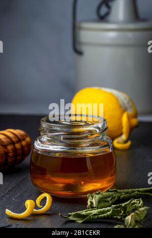 Miel biologique dans un petit bol. Banque D'Images