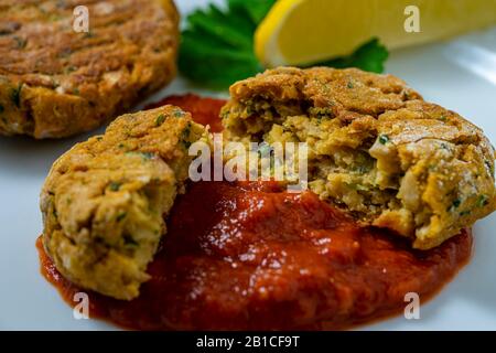 Patties de pois chiches végétaliens avec sauce tomate. Banque D'Images