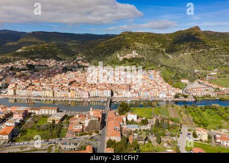 vue aérienne de la ville de bosa avec ses maisons colorées et le château en arrière-plan Banque D'Images