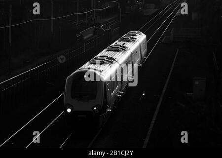 CrossCountry Train classe 220 voyager train passant devant Meadowhall Interchange, Sheffield glinting au soleil couchant Banque D'Images