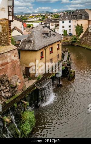 Saarburg, Trèves-Sarre : la rivière Leuk a été reacheminée par le milieu de la ville pour fournir de l'eau de lutte contre les incendies et de l'énergie des usines Banque D'Images