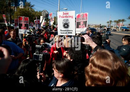 02192020 - Las Vegas, Nevada, États-Unis: La candidate démocrate à la présidence espère Elizabeth Warren campagnes sur la ligne de piquetage avec les membres de la section locale 226 du Syndicat des travailleurs culinaires à l'extérieur du Palms Casino à Las Vegas, le mercredi 19 février 2020. Banque D'Images