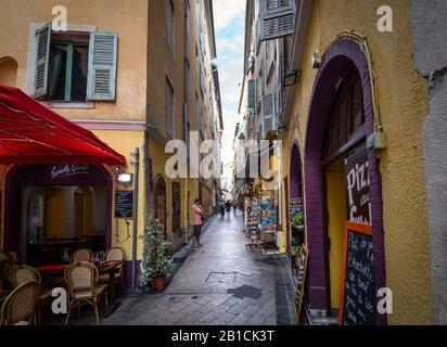 Une boutique de touristes très ruelle pleine de cafés et boutiques de la Vieille Ville de Vieux Nice, France, sur la côte d'Azur. Banque D'Images