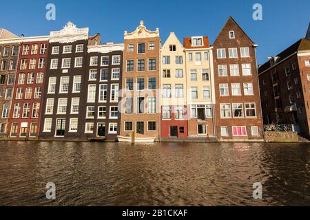 Canal maisons sur le Damrak, Pays-Bas, Pays-Bas du Nord, Amsterdam Banque D'Images