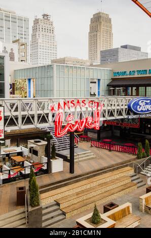 Kansas City Live ! Panneau au néon rouge dans le quartier Power and Light de Kansas City, Mo Banque D'Images