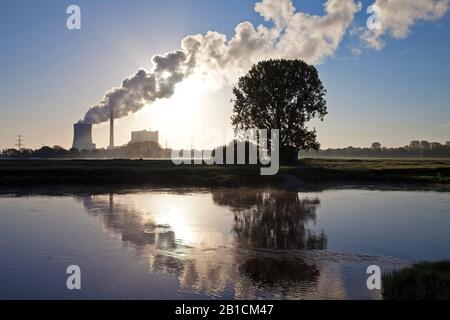 Centrale électrique au charbon Heyden au lever du soleil, Allemagne, Rhénanie-du-Nord-Westphalie, Petershagen Banque D'Images