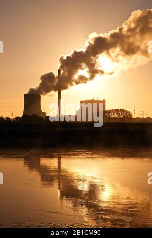 Centrale électrique au charbon Heyden au lever du soleil, Allemagne, Rhénanie-du-Nord-Westphalie, Petershagen Banque D'Images