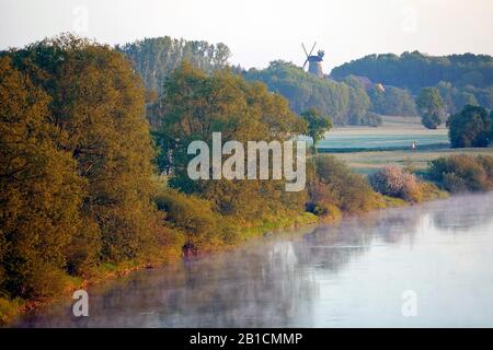 Rivière Weser le matin, Allemagne, Rhénanie-du-Nord-Westphalie, Petershagen Banque D'Images