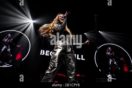 Becky Hill soutient Le script au Centre international de Bournemouth. Crédit: Charlie Raven/Alay Banque D'Images