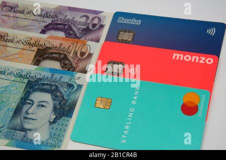 Starling, Monzo, cartes bancaires Revolut sur le nouveau polymère livre sterling notes. Concept pour mettre en évidence une couleur gamma similaire des factures et de la banque britanniques. Banque D'Images