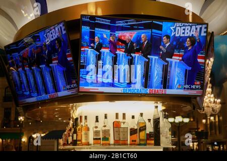 02192020 - Las Vegas, Nevada, États-Unis: Les espoirs démocratiques sont diffusés à la télévision dans un bar dans un casino près du théâtre de Paris pendant le Débat du Nevada à Las Vegas, Nevada, le mercredi 19 février 2020. Banque D'Images