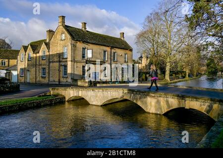 Pont à pied, Village de Bourton-on-the-Water, Gloucestershire, Angleterre, Royaume-Uni Banque D'Images