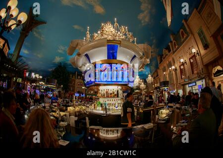 02192020 - Las Vegas, Nevada, États-Unis: Les espoirs démocratiques sont diffusés à la télévision dans un bar dans un casino près du théâtre de Paris pendant le Débat du Nevada à Las Vegas, Nevada, le mercredi 19 février 2020. Banque D'Images