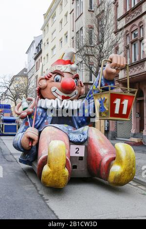 Mayence, Allemagne. 24 février 2020. Un float avec une grande figure de jester fait partie du défilé du lundi de Mayence Rose. Environ un demi-million de personnes bordent les rues de Mayence pour la traditionnelle Rose Monday Carnival Parade. Le défilé de 9 km de long avec plus de 9 000 participants est l'un des trois grands Parades du lundi Rose en Allemagne. Banque D'Images