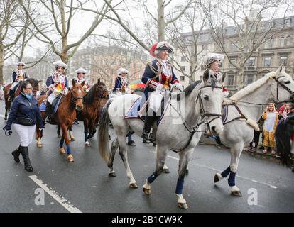 Mayence, Allemagne. 24 février 2020. La division cavalerie des danses Mainzer Ranzengarde au défilé du lundi de la Rose de Mayence. Environ un demi-million de personnes bordent les rues de Mayence pour la traditionnelle Rose Monday Carnival Parade. Le défilé de 9 km de long avec plus de 9 000 participants est l'un des trois grands Parades du lundi Rose en Allemagne. Banque D'Images