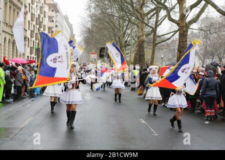 Mayence, Allemagne. 24 février 2020. Les majorettes de la Mainzer Ranzengarde participent au défilé du lundi de la Rose de Mayence. Environ un demi-million de personnes bordent les rues de Mayence pour la traditionnelle Rose Monday Carnival Parade. Le défilé de 9 km de long avec plus de 9 000 participants est l'un des trois grands Parades du lundi Rose en Allemagne. Banque D'Images