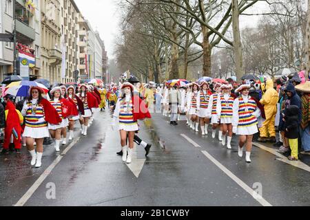 Mayence, Allemagne. 24 février 2020. Les membres du Mainzer Kleppergarde participent au défilé du lundi de Mayence Rose. Environ un demi-million de personnes bordent les rues de Mayence pour la traditionnelle Rose Monday Carnival Parade. Le défilé de 9 km de long avec plus de 9 000 participants est l'un des trois grands Parades du lundi Rose en Allemagne. Banque D'Images