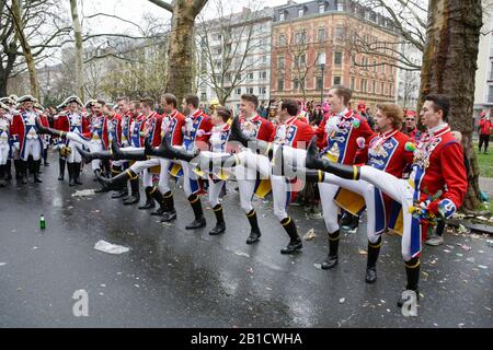 Mayence, Allemagne. 24 février 2020. Des membres de la danse Mainzer Prinzengarde au défilé du lundi de Mayence Rose. Environ un demi-million de personnes bordent les rues de Mayence pour la traditionnelle Rose Monday Carnival Parade. Le défilé de 9 km de long avec plus de 9 000 participants est l'un des trois grands Parades du lundi Rose en Allemagne. Banque D'Images