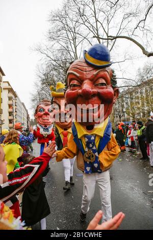 Mayence, Allemagne. 24 février 2020. Le Schwellkopp (tête gonflée) Quatschkopp participe au défilé du lundi de Mayence Rose. Environ un demi-million de personnes bordent les rues de Mayence pour la traditionnelle Rose Monday Carnival Parade. Le défilé de 9 km de long avec plus de 9 000 participants est l'un des trois grands Parades du lundi Rose en Allemagne. Banque D'Images