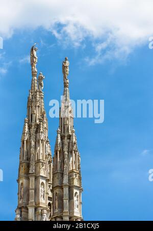 Statues en marbre sur les pierres de spiers du toit de la cathédrale de Milan à Milan, italie. Le Duomo de Milan est la plus grande église d'Italie et les cinquième larges Banque D'Images
