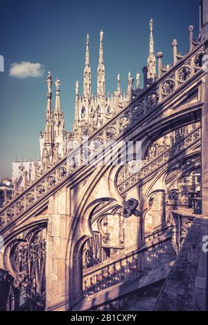 Décoration de luxe du toit de la cathédrale de Milan, Italie. La cathédrale de Milan ou le Duomo di Milano est la principale attraction touristique de Milan. Incroyable archi orné Banque D'Images