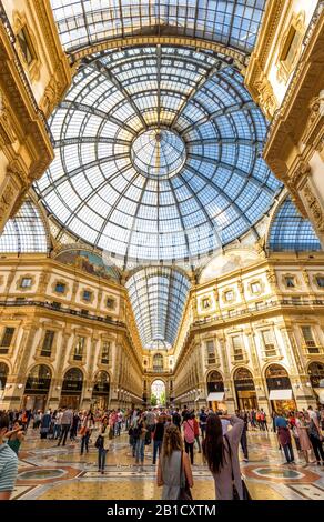 Milan, ITALIE - 16 MAI 2017 : la Galleria Vittorio Emanuele II sur la Piazza del Duomo dans le centre de Milan. Cette galerie est l'un des plus anciens sho du monde Banque D'Images