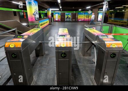 Milan, Italie - 16 mai 2017 : entrée de la station de métro. Le trépied tourne-à-vis avec lecteur de carte électronique. Banque D'Images