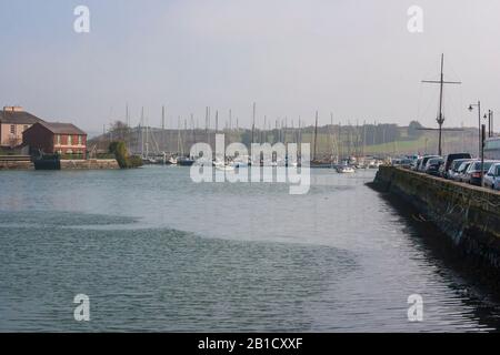 21 mars 2015 bateaux de plaisance et bateaux de plaisance amarrés dans le port populaire de Kinsale Harbour et Marina dans le comté de Cork dans le sud de l'Irlande. Banque D'Images