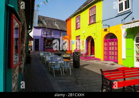 21 mars 2015 une scène colorée dans l'arrière-rue avec des piétons dans le village côtier de Kinsale en République d'Irlande, lors d'une journée ensoleillée au début de la sp Banque D'Images