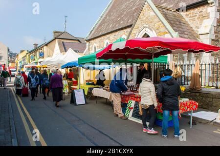 21 mars 2015 les amateurs de shopping sur les étals du marché dans un marché de rue dans le comté de Kinsale Cork, Irlande, lors d'une journée de printemps Banque D'Images