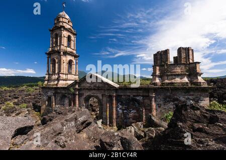 Église engloutie en lave, volcan Paricutin, état de Michoacan, Mexique, Amérique centrale Banque D'Images