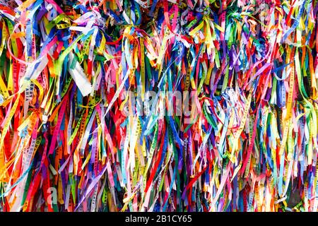 Igreja de Nosso Senhor do Bonfim, une église catholique située à Salvador, Bahia au Brésil. Célèbre lieu touristique où les gens font des souhaits tout en tirant les rubans colorés en face de l'église. Banque D'Images